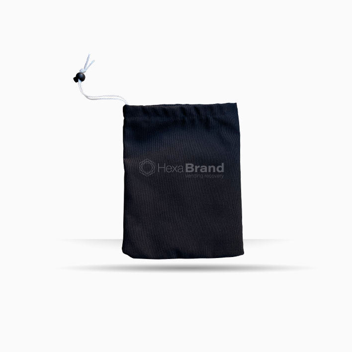 Sac à monnaie. Fabriqué en matière textile très souple. Fermeture à cordon réglable. couleur noire.  Résistant et lavable.  (Il n'est pas étanche)  22cm x 28cm