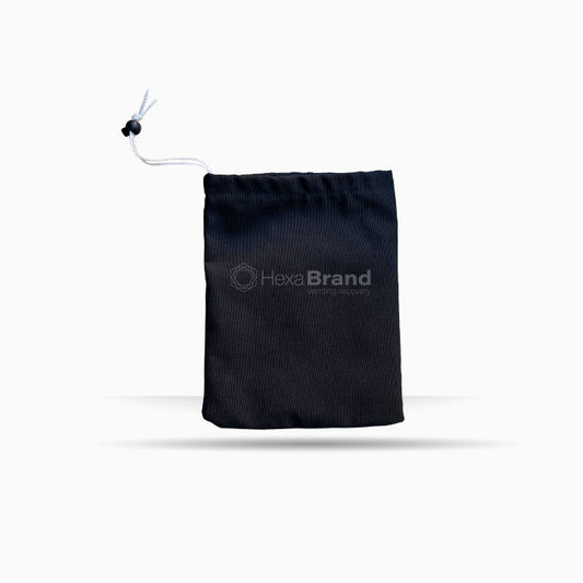 Sac à monnaie. Fabriqué en matière textile très souple. Fermeture à cordon réglable. couleur noire.  Résistant et lavable.  (Il n'est pas étanche)  22cm x 28cm